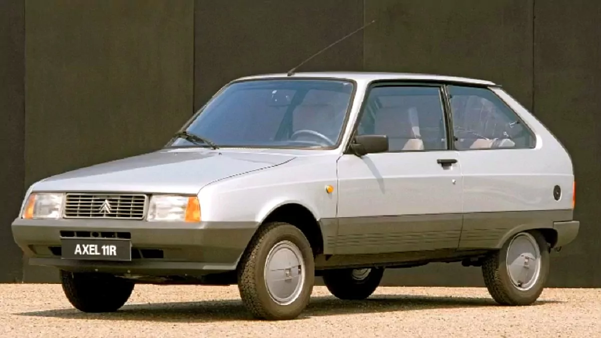 Na zdjęciu eksportowa wersja Oltcita, trzydrzwiowy samochód w kolorze srebrny metalik, na bokach nadwozia, na lini zderzaków umieszczone ciemno-szare listwy ochronne.