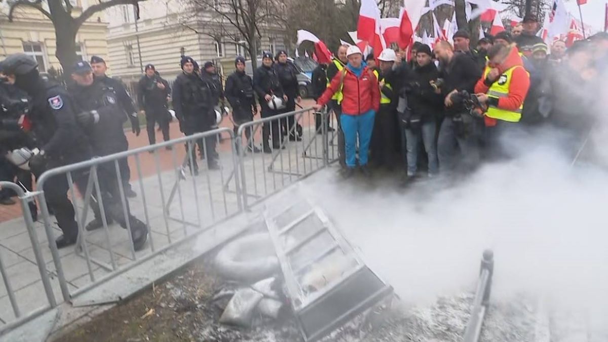 Protest rolników w Warszawie i płonąca trumna przed kancelarią premiera Donalda Tuska foto Polsat News