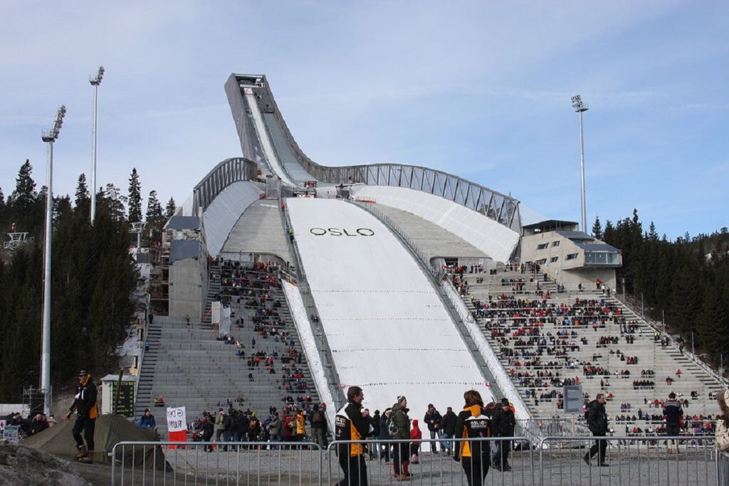 Na zdjęciu jest skocznia w Oslo. Skoki narciarskie turniej RAW AIR 2024.