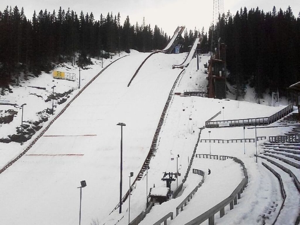 Na zdjęciu są skocznie w Trondheim. Skoki narciarskie turniej RAW AIR 2024.