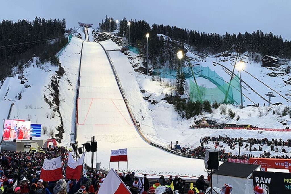 Na zdjęciu jest skocznia w Vikersund. Skoki narciarskie turniej RAW AIR 2024.