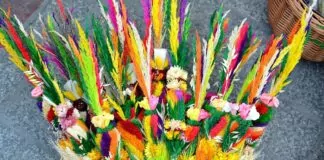 Wielkanocne obrzędy i zwyczaje - wiklinowy kosz z dziesiątkami, kolorowych Palm Wielkanocnych