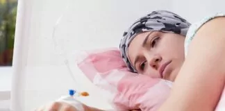 Zniesienie limitów - młoda dziewczyna w hustce nagłowie, leży w szpitalnym łóżku podłączona do kroplówki.