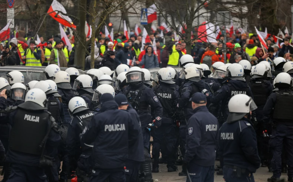 Zamieszki pod Sejmem. Rolnicy na barykadach. Gaz, race i latająca kostka brukowa