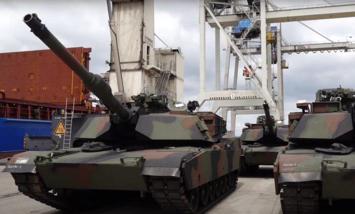 Abramsy dotarły do Warszawy. Na zdjęciu czołgi Abrams w szczecińskim porcie. 2023r