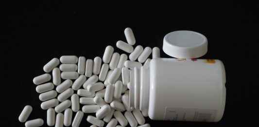 braki leków w aptekach, przewrócona butelka z wysypanymi tabletkami