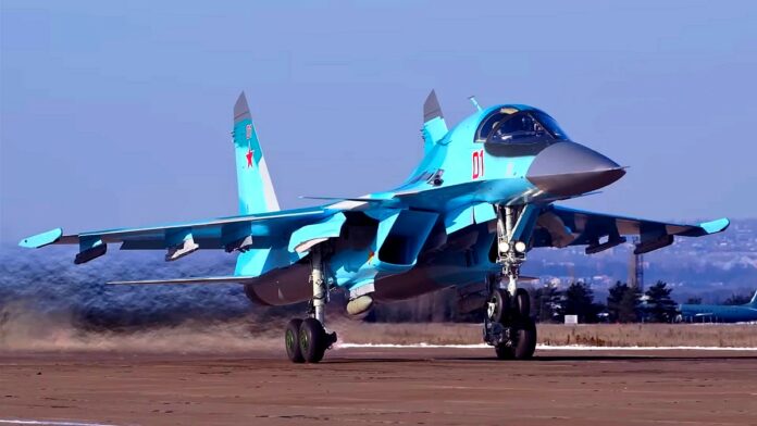 eskalacja rosyjskich bombardowań - startujący rosyjski bombowiec Su-34, Samolot cały w odcieniach błękitu, oczywiście z czerwoną gwiazdą na ogonie.