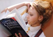 egzamin ósmoklasisty 2024, dziewczynka uczy się ze słownika języka angielskiego