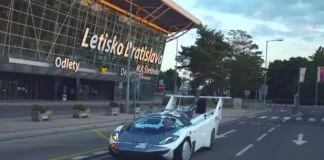 latający samochód - przed lotniskiem w Bratysławie przejeżdża biały samochód, wyglądający jak rozpłaszczony, wyścigowy bolid.