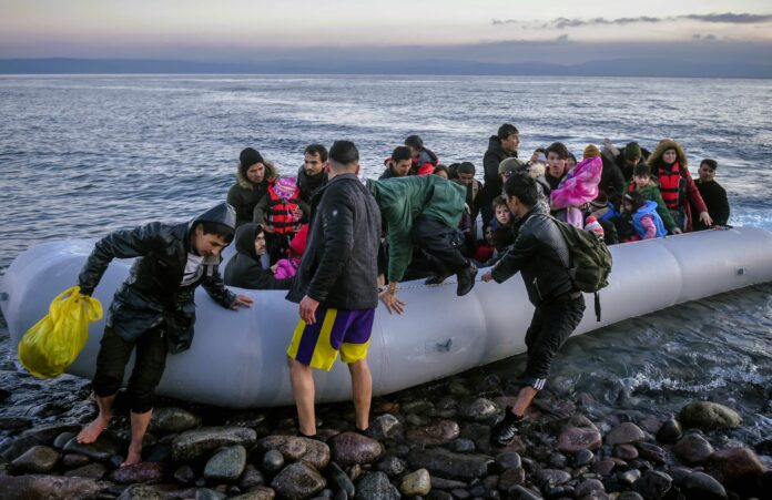 Do Europy płynie mniej migrantów drogą morską przybywających morzem przez Włochy