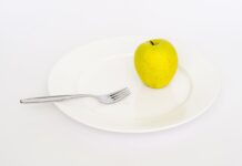 otyłość wśród dzieci, jabłko na talerzu