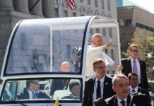 papież Franciszek przyjedzie do Rosji, papież macha do tłumu