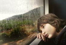 poszukiwany pedofil zatrzymany w pociągu, znudzone dziecko w podróży