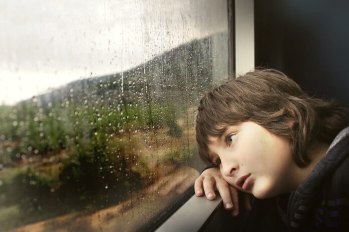 poszukiwany pedofil zatrzymany w pociągu, znudzone dziecko w podróży