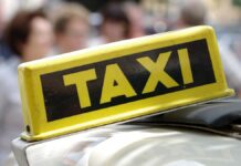 protest taksówkarzy w Warszawie, znak Taxi