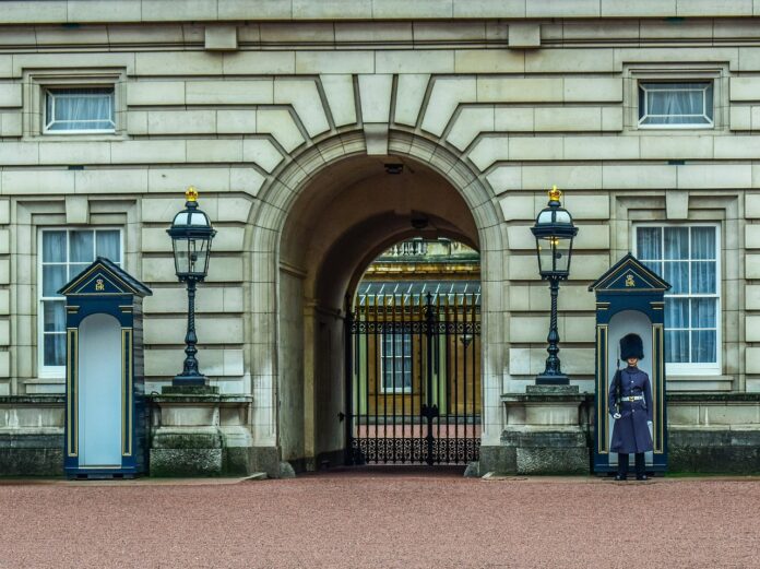 wjechał w bramę pałacu Buckingham, strażnik przed bramą pałacową