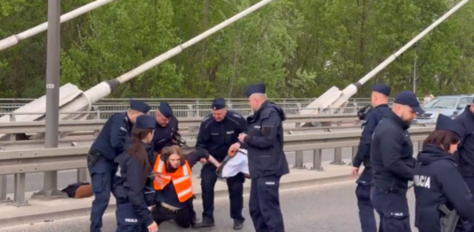 Od rana próbowali "przykleić" się do asfaltu. Ostatnie Pokolenie utrapieniem stołecznej policji