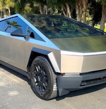 CYBERTRUCK Elona Muska - na parkingu stoi kosmicznie wyglądający samochód. Bryła składa się z wielu płaszczyzn, bez przetłoczeń i zaokrągleń. Po prostu srebrny kanciak, wygląda jak samoróbka z garażu. Czarne są tylko zdeżaki, koła i opony.