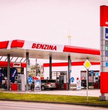 Czechy wycofują benzynę premium E5 Czechy wycofują benzynę premium E5. Stacja benzynowa Orlen w Czechach występująca pod szyldem Benzina