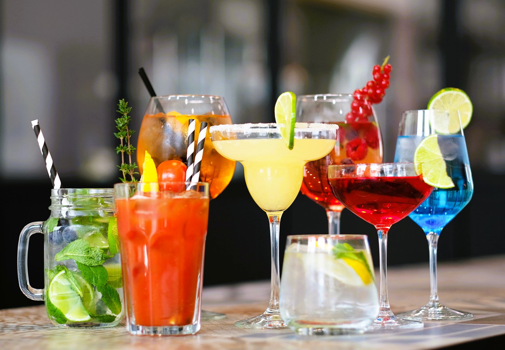 Drinki bezalkoholowe – poznaj zdrowszą alternatywę dla popularnych koktajli z procentami!