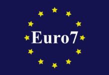 Euro 7 wchodzi w życie - na niebieskiej fladze UE, wewnątrz okręgu z dwunastu złotych gwiazd, umieszczony biały napis Euro7.
