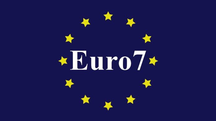 Euro 7 wchodzi w życie - na niebieskiej fladze UE, wewnątrz okręgu z dwunastu złotych gwiazd, umieszczony biały napis Euro7.