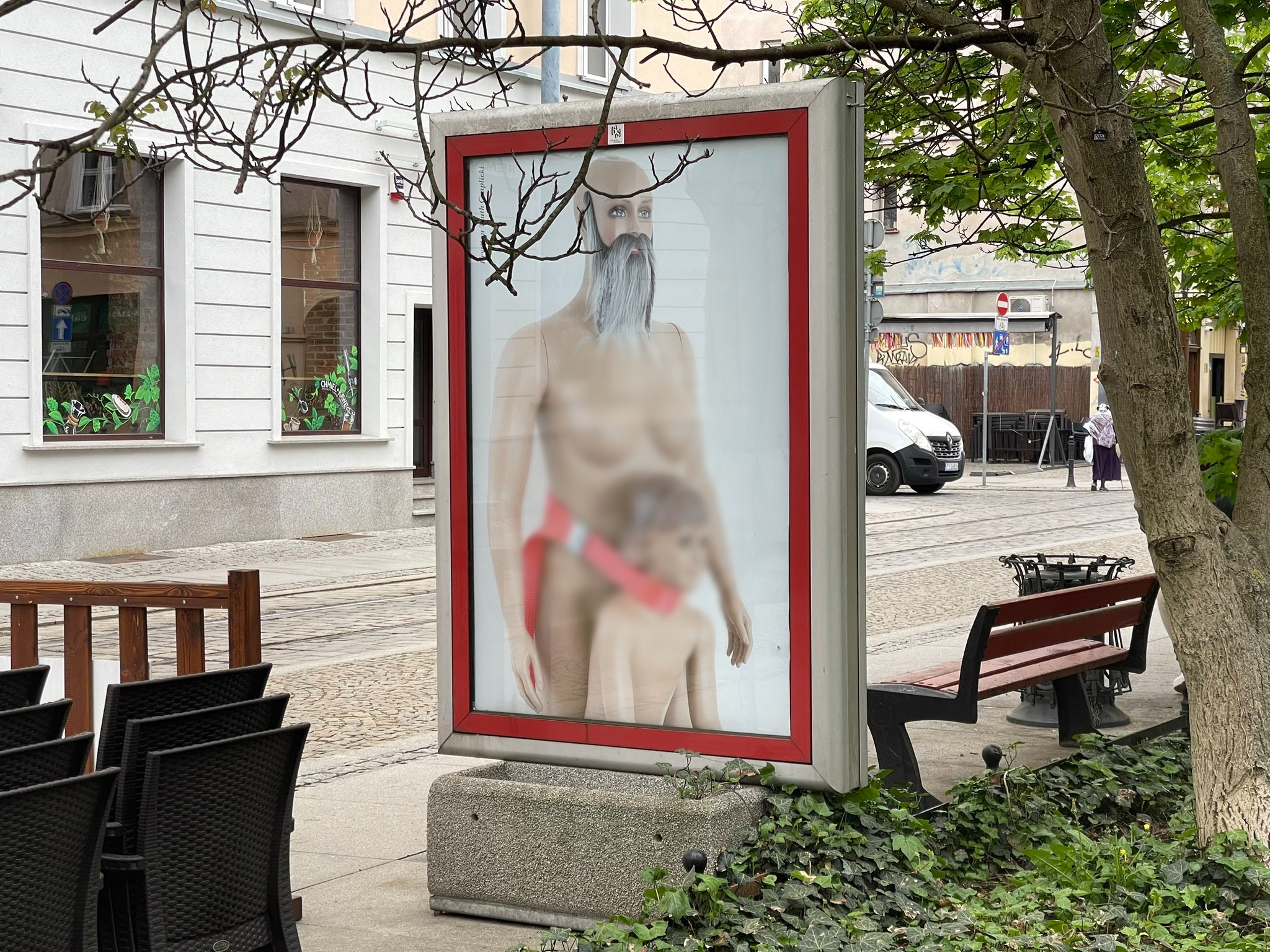 WROCŁAW. Goła kobieta z brodą i gołym dzieckiem przypiętym za szyję. Sztuka czy…?