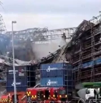 Ściana gmachu giełdy w Kopenhadze runęła na skutek osłabienia konstrukcji po wtorkowym pożarze, który strawił budynek.