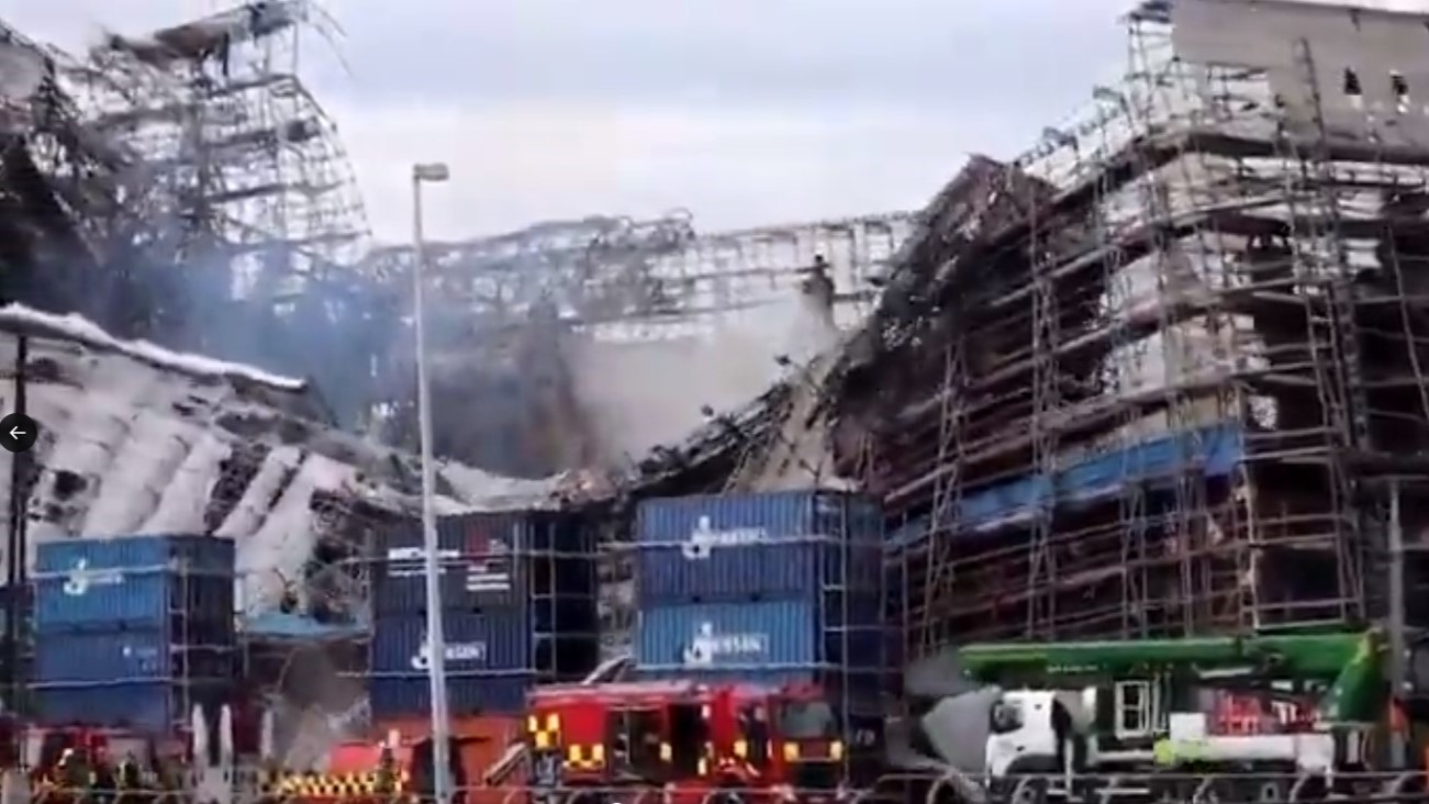 Fasada gmachu giełdy w Kopenhadze runęła podczas relacji na żywo!