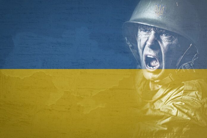 Kijów ściąga Ukraińców na wojnę, żołnierz na tle flagi Ukrainy