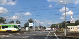 Korek na przejeździe kolejowym w warszawie, Rafał Trzaskowski czyni cuda przed wyborami