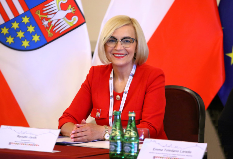 Marszałek Ranata Janik przyznała milion euro dla zięcia. Jest umowa (film).