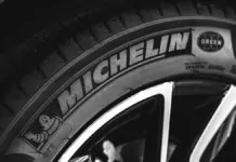 Michelin zamyka Zakład Opon Ciężarowych - zbliżenia na oponę samochodową, z widoczną nazwą Michelin, oraz rysunkiem maskotki producenta.