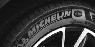 Michelin zamyka Zakład Opon Ciężarowych - zbliżenia na oponę samochodową, z widoczną nazwą Michelin, oraz rysunkiem maskotki producenta.