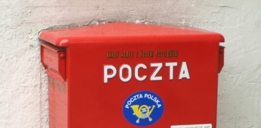 Masowe zwolnienia w Poczcie Polskiej. Skrzynka pocztowa Fot. autorstwa burts/Wikipedia
