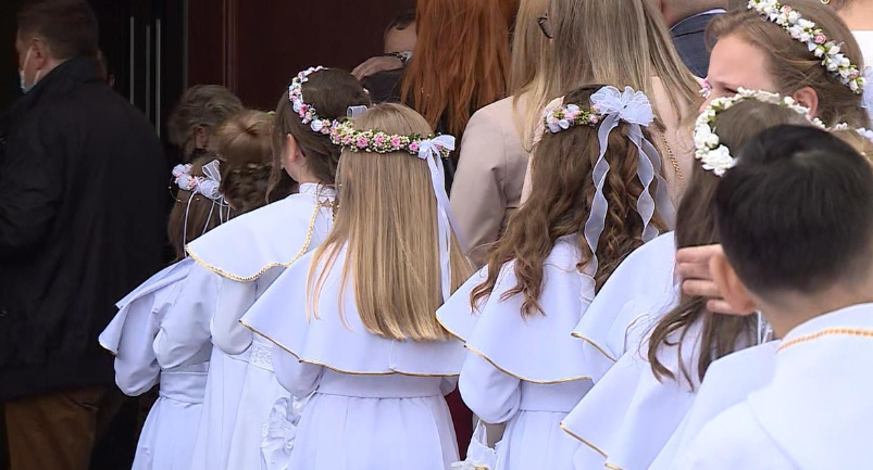 Ile Polacy wkładają do kopert na chrzciny i komunie? Porównanie roku 2023 i 2024