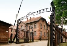 Facebook usunął treści z profilu Muzeum Auschwitz.