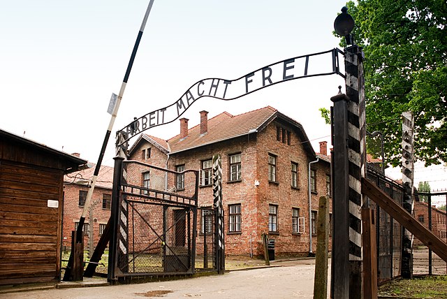 Facebook usunął treści z profilu Muzeum Auschwitz.