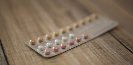 lepszy dostęp do antykoncepcji awaryjnej - blister tabletek antykoncepcyjnych