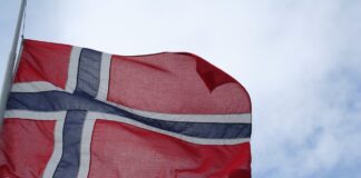 alarm bombowy w norweskim parlamencie, flaga Norwegii