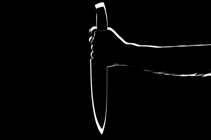 atak nożownika w centrum handlowym, dłoń z nożem gotowa do ciosu