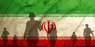 konflikt na Bliskim Wschodzie, na tle brudnej i zniszczonej flagi Iranu widoczne cienie uzbrojonych żołnierzy
