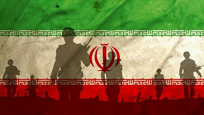 konflikt na Bliskim Wschodzie, na tle brudnej i zniszczonej flagi Iranu widoczne cienie uzbrojonych żołnierzy