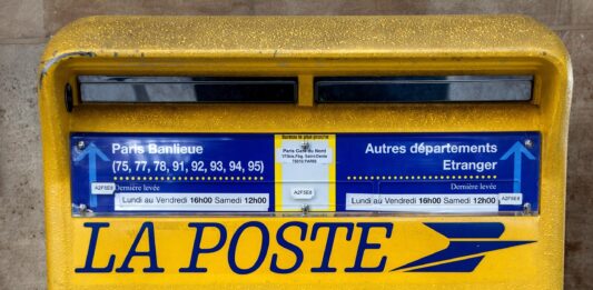 pocztowcy zapowiadają strajk ostrzegawczy, skrzynka na listy w Paryżu
