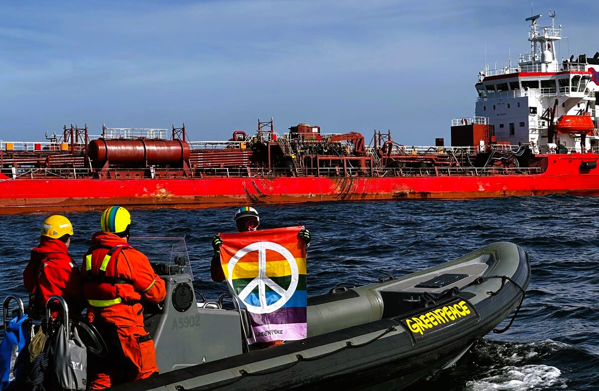 Greenpeace maluje ruski tankowiec pod Szwecją