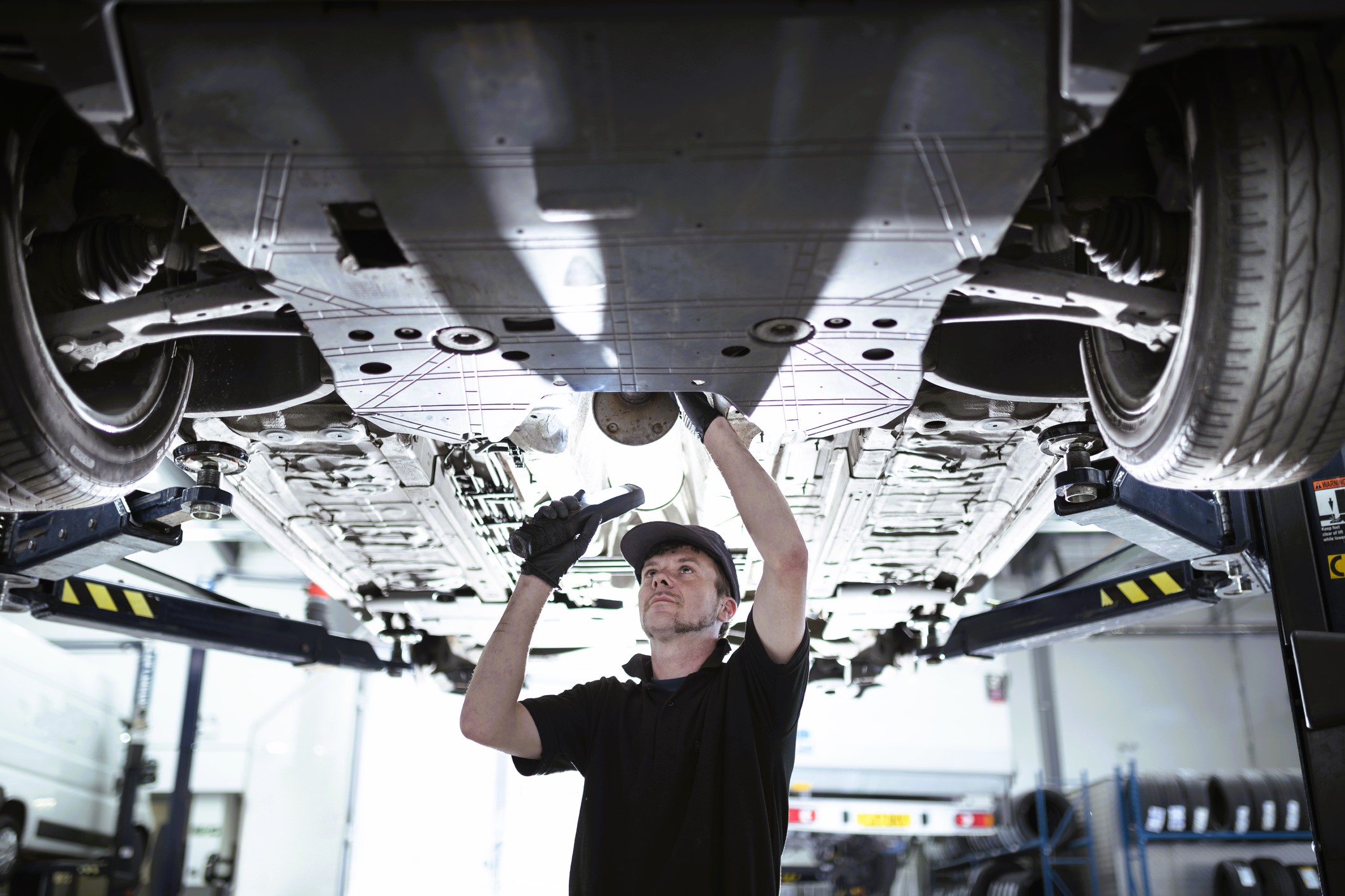 Serwis i utrzymanie samochodu – jakie usługi oferuje salon?