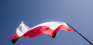 zagraniczne media komentują wybory, flaga Polski na tle nieba
