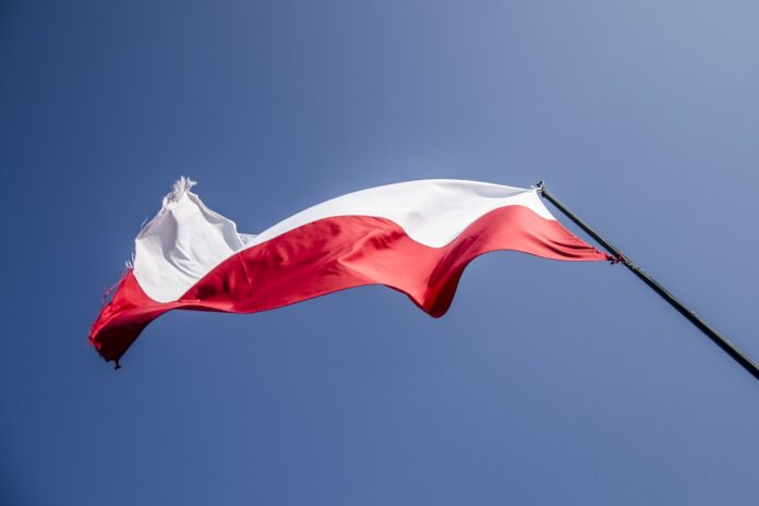 zagraniczne media komentują wybory, flaga Polski na tle nieba
