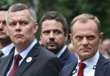 Siemoniak ostrzega przed rosyjskim zagrożeniem. Premier Tusk zapowiada wzmocnienie granicy wschodniej. Tomasz Siemoniak, Rafał Trzaskowski i Donald Tusk