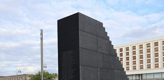 Pomnik Smoleński na Placu Piłsudskiego